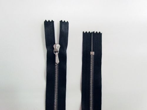 55cm Riri Satin Metal Closed End Zip- Navy- TRW360